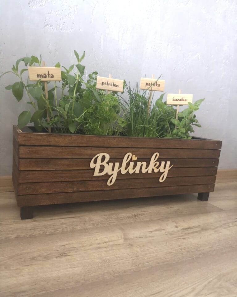 Kvetináč na bylinky aj s menovkami