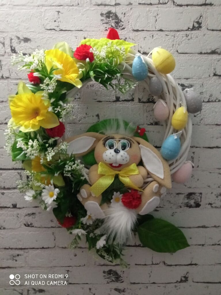 Ručne vyrobený farebný kvetinový veniec s plyšovým zajačikom.