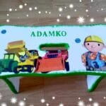 Ručne vyrábaná drevená stolička, farebná.