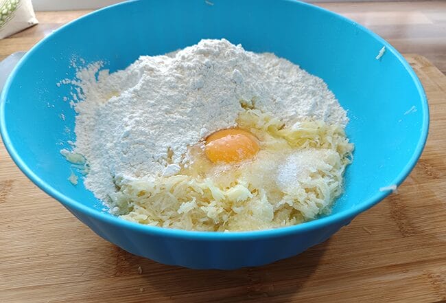 Recept na tradičné domáce bryndzové halušky so slaninkou a pažítkou 6 cesto-na-bryndzové-halušky