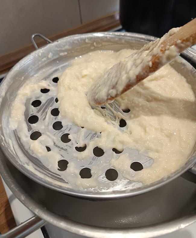 Recept na tradičné domáce bryndzové halušky so slaninkou a pažítkou 8 haluškár-a-varenie-halušiek