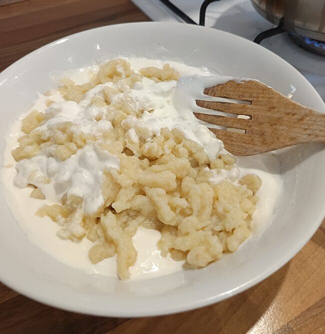 Recept na tradičné domáce bryndzové halušky so slaninkou a pažítkou 12 halušky-zmiešané-s-bryndzou