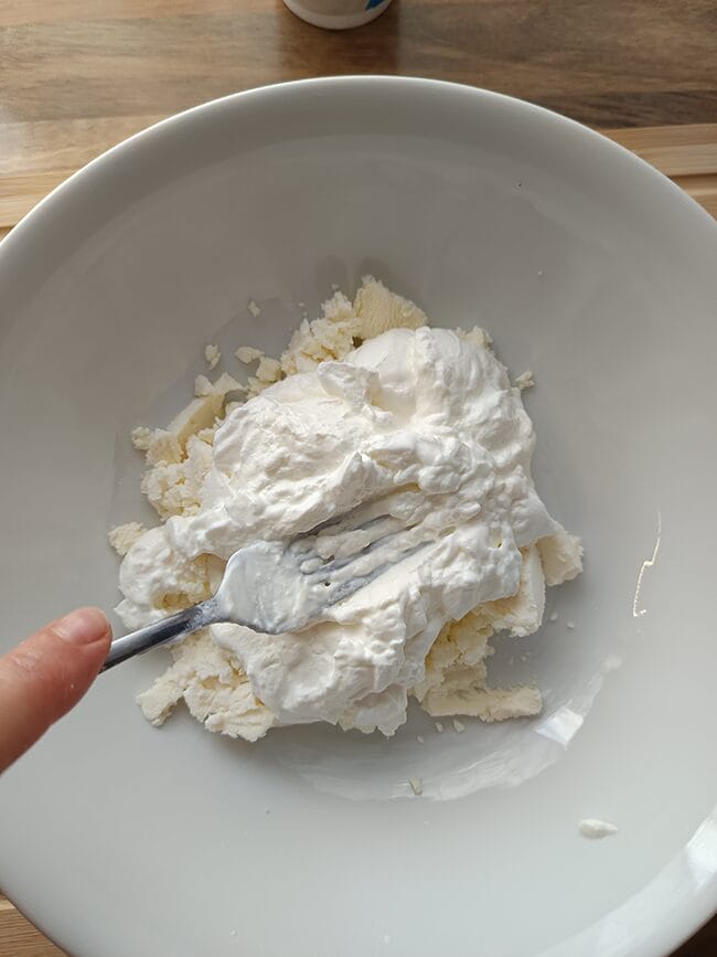 Recept na tradičné domáce bryndzové halušky so slaninkou a pažítkou 4 miešanie-bryndze-a-kyslej-smotany