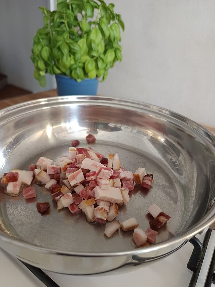 Recept na tradičné domáce bryndzové halušky so slaninkou a pažítkou 2 nakrájaná slanina