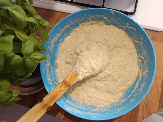 Recept na tradičné domáce bryndzové halušky so slaninkou a pažítkou 7 príprava-cesta-na-bryndzové-halušky