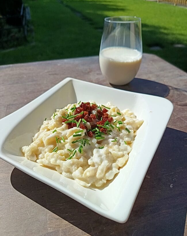 Recept na tradičné domáce bryndzové halušky so slaninkou a pažítkou 14 servírovanie-bryndzových-halušiek
