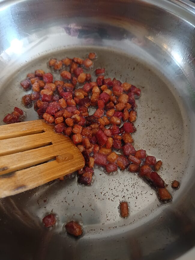 Recept na tradičné domáce bryndzové halušky so slaninkou a pažítkou 3 upečená slanina na panvici