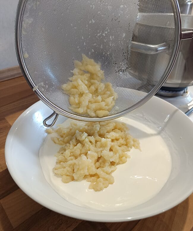 Recept na tradičné domáce bryndzové halušky so slaninkou a pažítkou 11 uvarené-halušky-a-bryndza-so-smotanou-a-mliekom