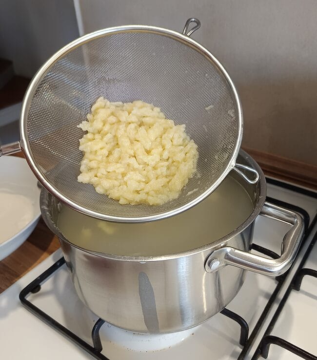 Recept na tradičné domáce bryndzové halušky so slaninkou a pažítkou 10 uvarené-halušky