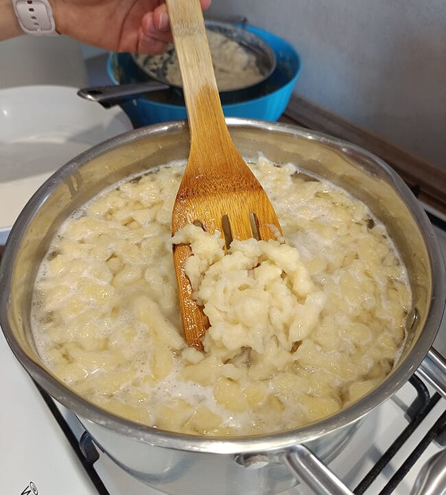Recept na tradičné domáce bryndzové halušky so slaninkou a pažítkou 9 varenie-halušiek