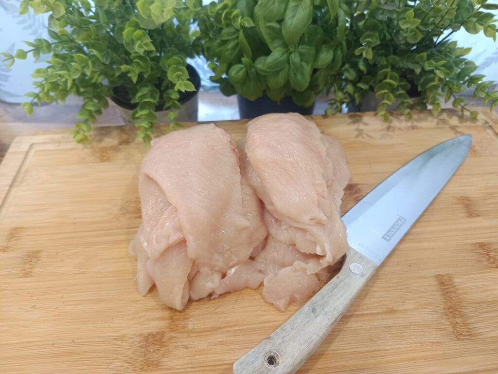 Recept ako pripraviť černohorský rezeň krok za krokom 1 nakrájané kuracie prsia - príprava na černohorský rezeň