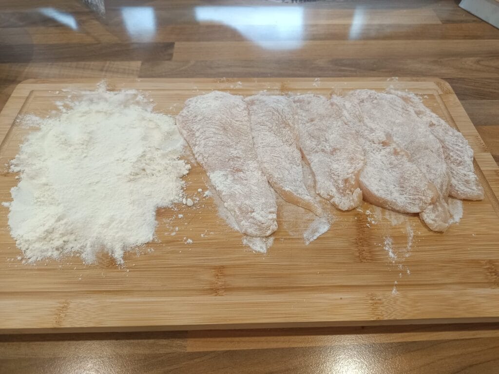 Recept ako pripraviť černohorský rezeň krok za krokom 4 Mäso obalené v múke