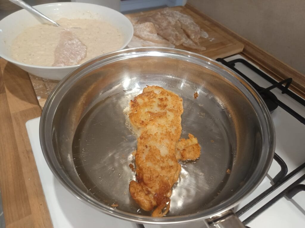 Recept ako pripraviť černohorský rezeň krok za krokom 6 Vyprážanie černohorského rezňa na panvici