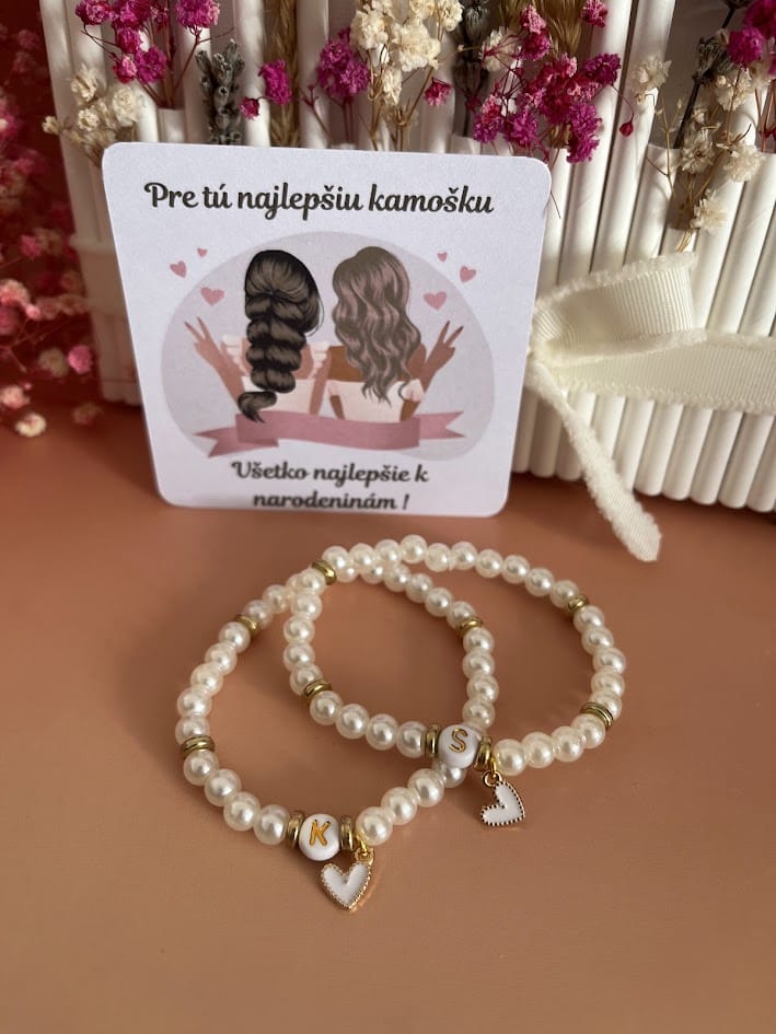 Náramky pre kamarátky s iniciálami a kartičkou k narodeninám