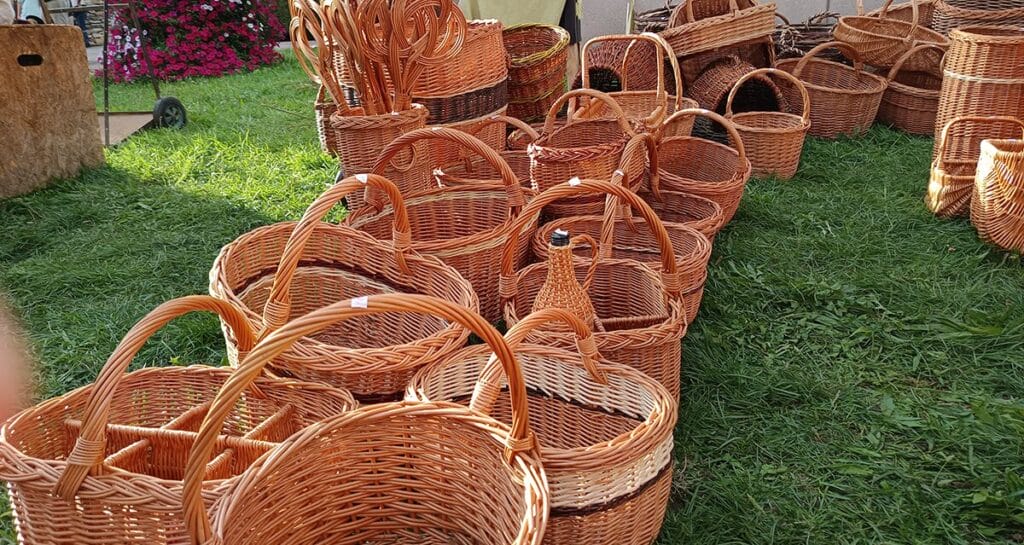 pletené-košíky-na-predaj-na-jarmoku pletené-košíky-na-predaj-na-jarmoku