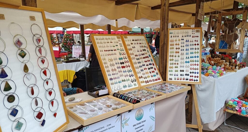 predajca-náušníc-na-jarmoku predajca-handmade-náušníce-na-jarmoku