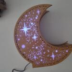 Drevená stojaca lampa s možnosť voľby farby podsvietenia