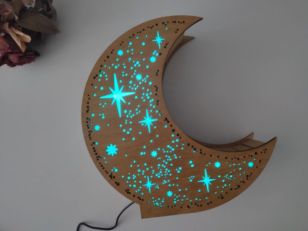 Drevená stojaca lampa s možnosť voľby farby podsvietenia
