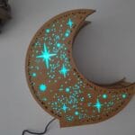 Drevená stojaca lampa s možnosť voľby farby podsvietenia