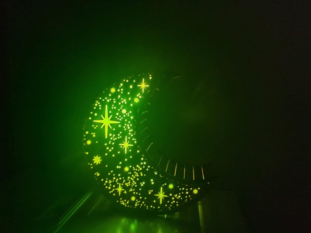 Drevená stojaca lampa s možnosť voľby farby podsvietenia