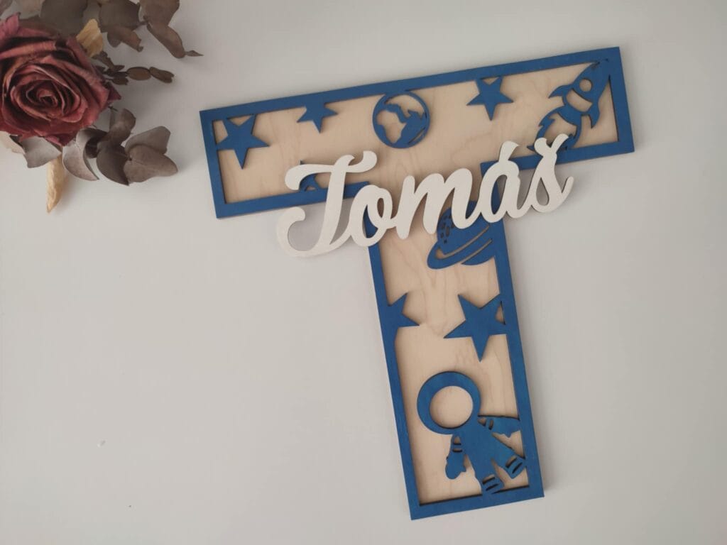 Drevené písmenko s menom a obľúbeným motívom