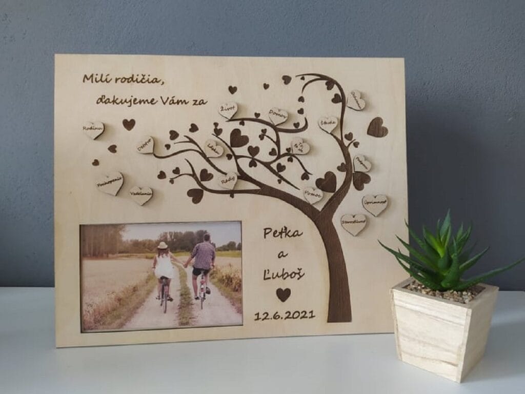 Handmade drevená tabuľka s rytinou, hneďá.