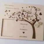 Ručne vyrobená svetlohnedá drevená pamätná tabuľka.