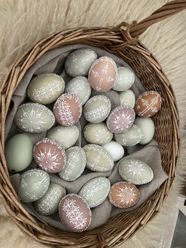 Handmade prútený košík, biely, s vajíčkami.
