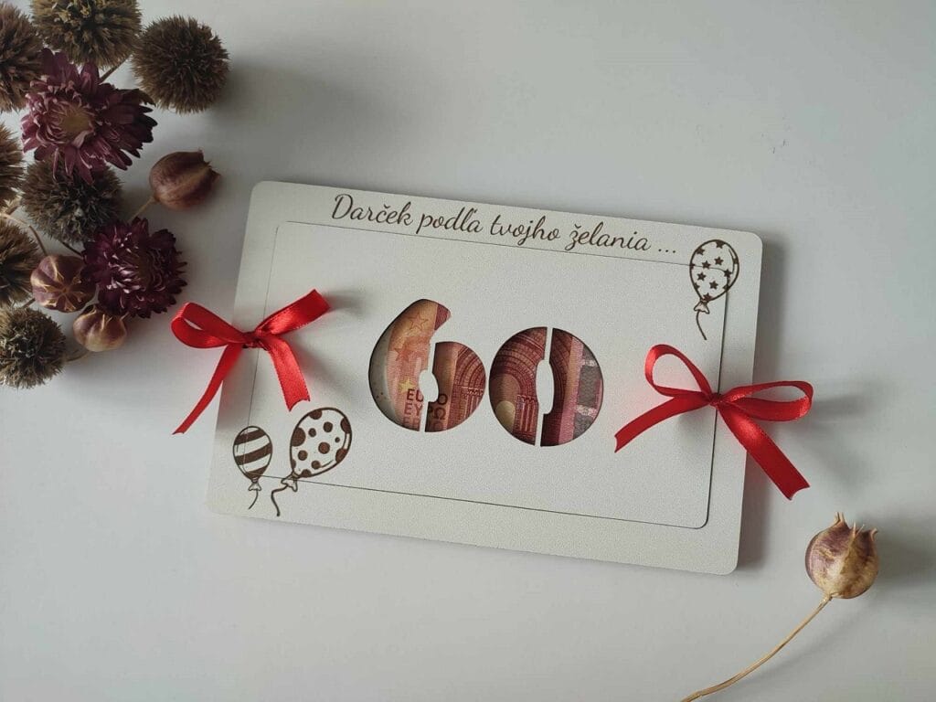Handmade papierová gratulačná karta, biela, zdobená kvetmi a stužkou.