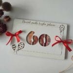 Handmade papierová gratulačná karta, biela, zdobená kvetmi a stužkou.