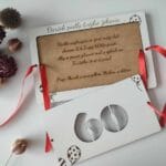 Handmade papierová kartička, červené stuhy, biela farba.