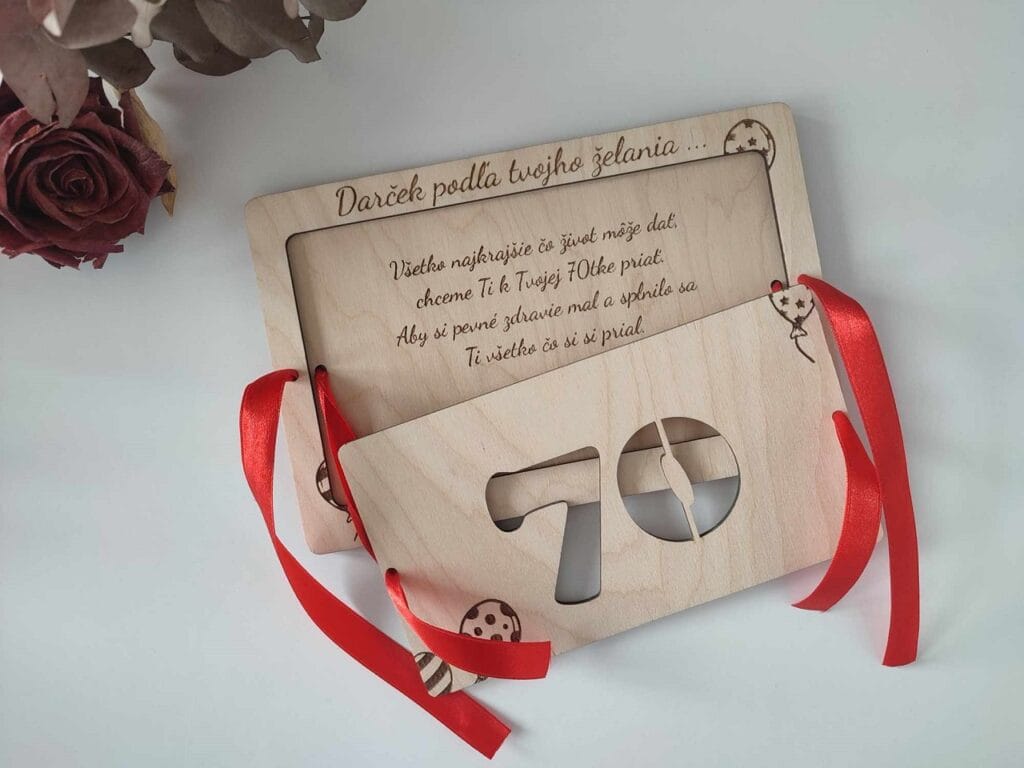 Handmade drevená karta, číslo 70, červená.