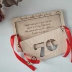 Handmade drevená karta, číslo 70, červená.