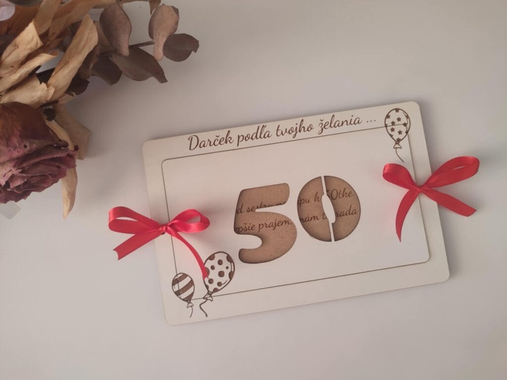 Handmade papierová biela karta s číslom 50, ručne viazané červené mašle.