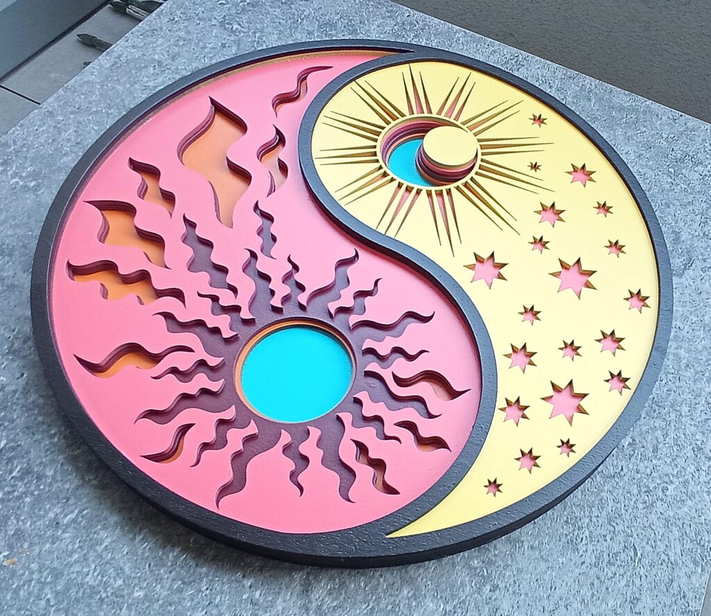 Handmade drevený jin-jang prívesok, červená a žltá farba.