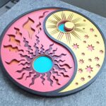 Handmade drevený jin-jang prívesok, červená a žltá farba.