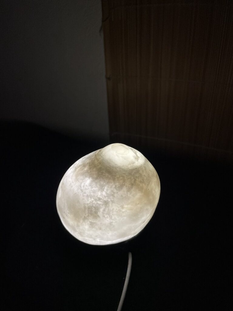 Lampa z banského aragonit-kalcitového stalagmitu z Hodruše Hámrov