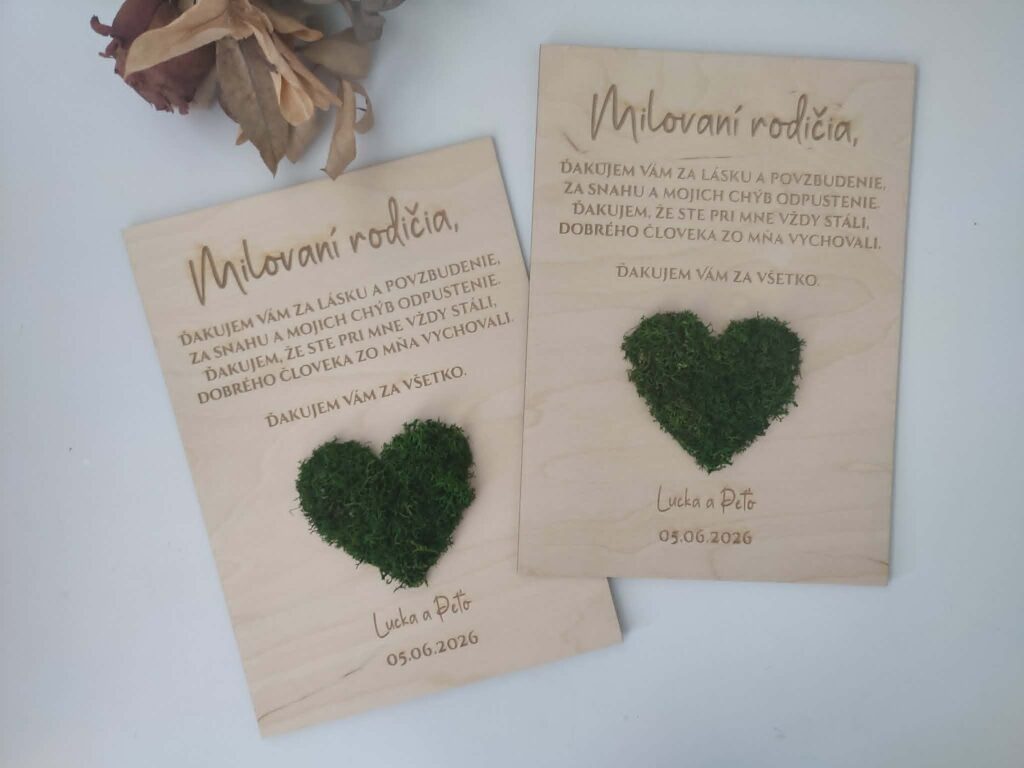 Ručne vyrobené drevené karty, zelené machové srdcia.
