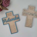 Ručná výroba dreveného kríža prírodnej farby.