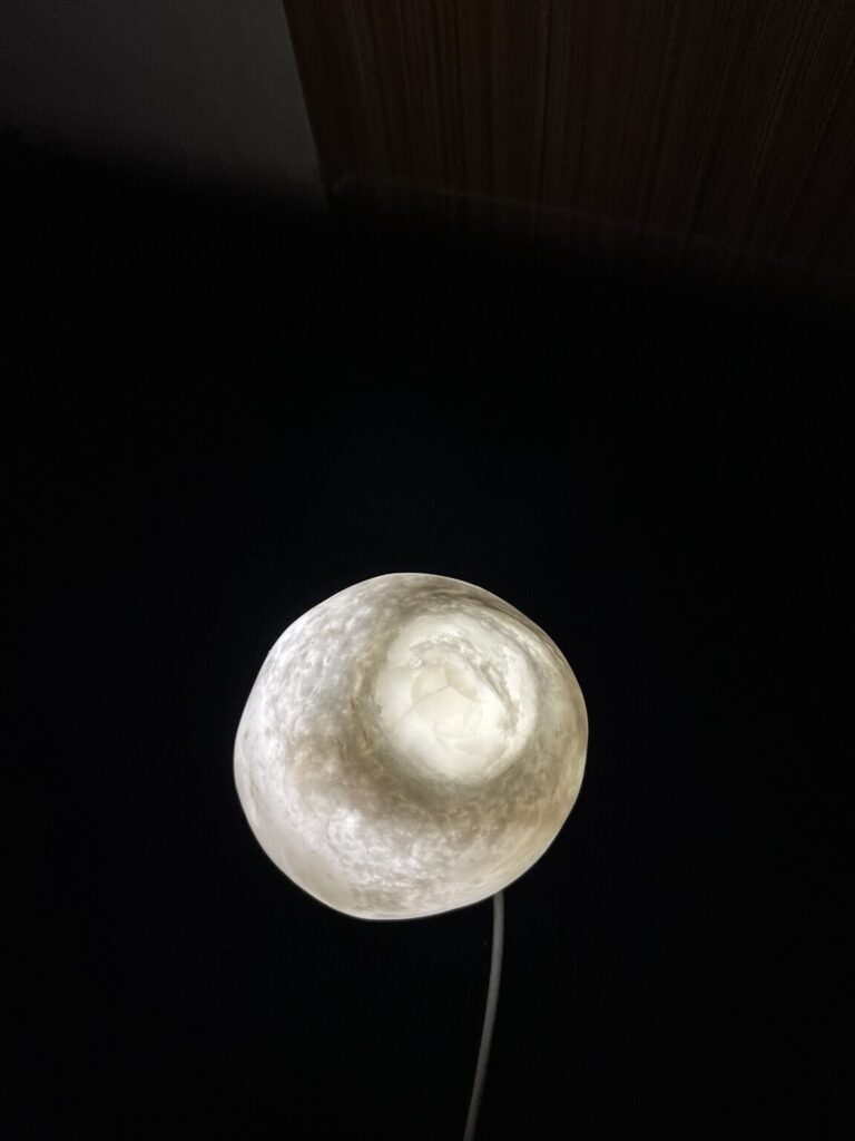 Lampa z banského aragonit-kalcitového stalagmitu z Hodruše Hámrov