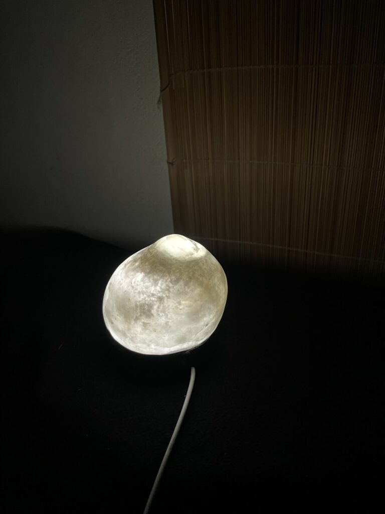 Lampa z banského aragonit-kalcitového stalagmitu z Hodruše Hámrov