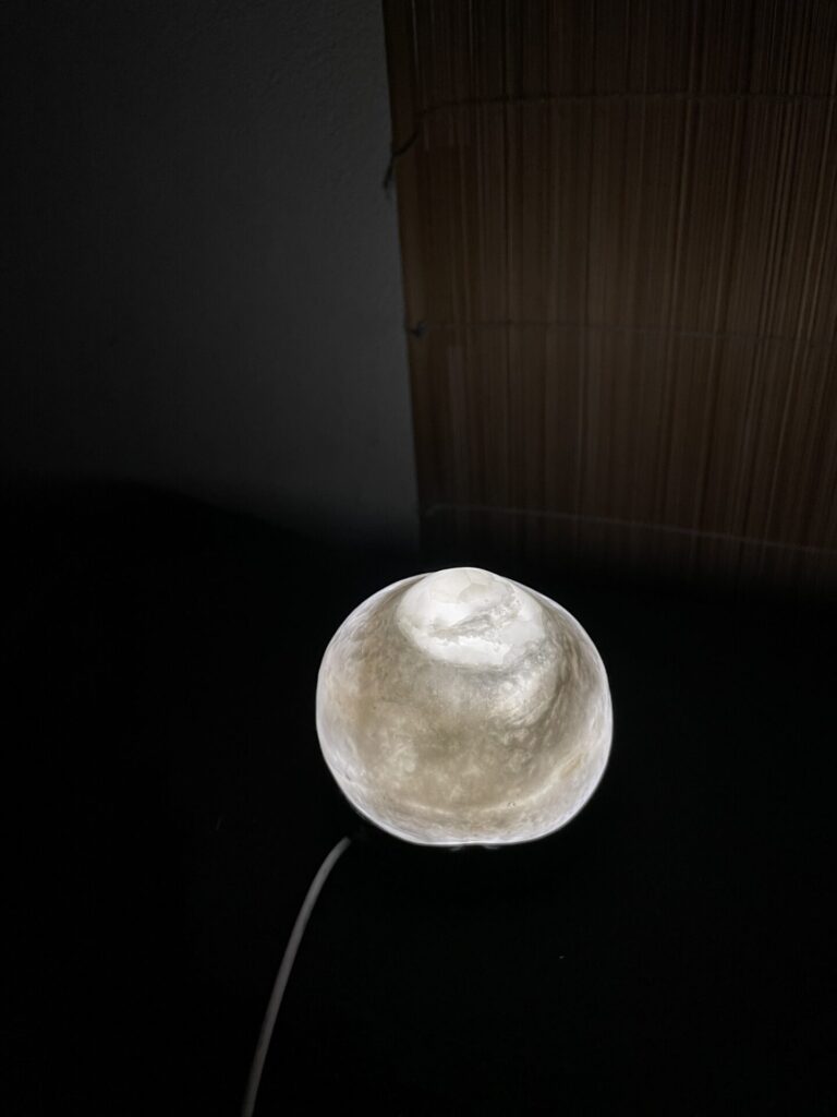 Lampa z banského aragonit-kalcitového stalagmitu z Hodruše Hámrov