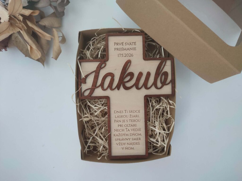 Handmade svetlý drevený krížik s menom Jakub.