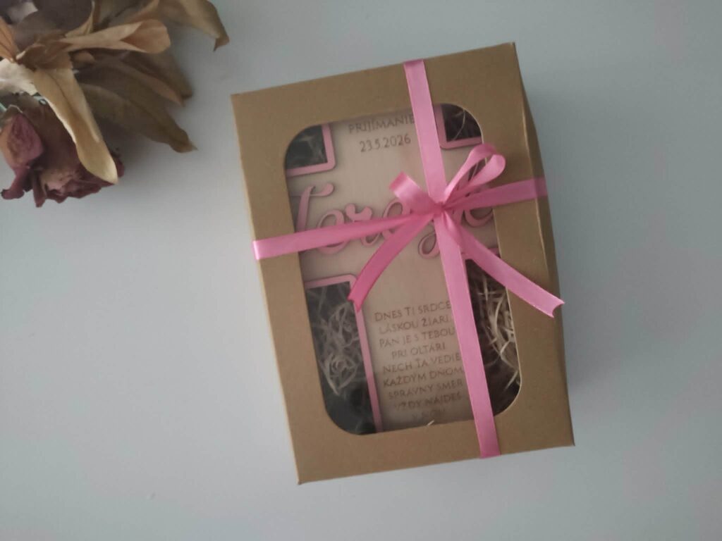 Ručne vyrobená darčeková krabička z hnedého papiera, personalizovaná.