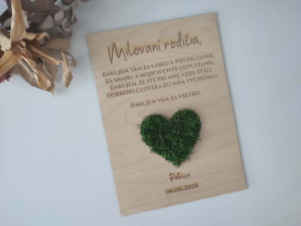 Ručná drevená plaketa, zelené machové srdce.