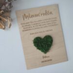 Ručná drevená plaketa, zelené machové srdce.