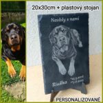 Ručne vyrobený hnedý kamenný pomník pre psa.