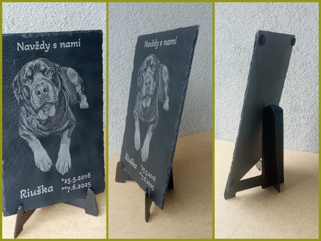 Ručne vyrobená čierna pamätná tabuľka, drevo.