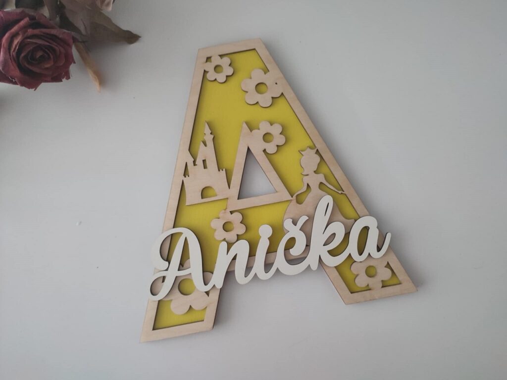 Drevené písmenko s menom