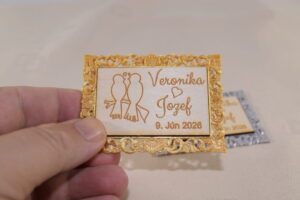 personalizovana svadobna magnetka s gravirovanym drevom a 3d ozdobnym ramcekom 1